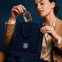 Cliente déballant son achat Nice Airport Shopping